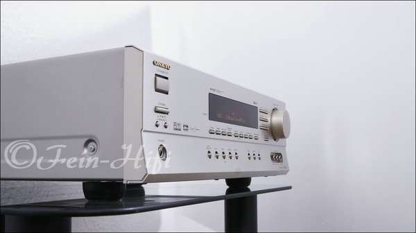 Zeigt die Seitenansicht-Rechts von Onkyo TX-SR500E