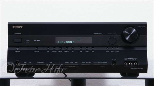 Zeigt die Frontansicht von Onkyo TX-SR606 HDMI 7