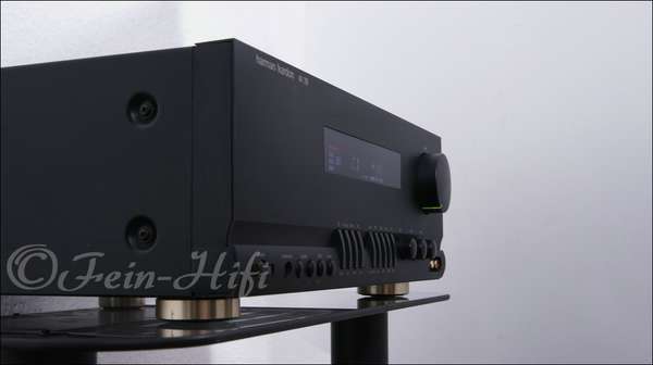 Zeigt die Seitenansicht-Rechts von Harman Kardon AVI-200 Stereo / Surround Verstärker