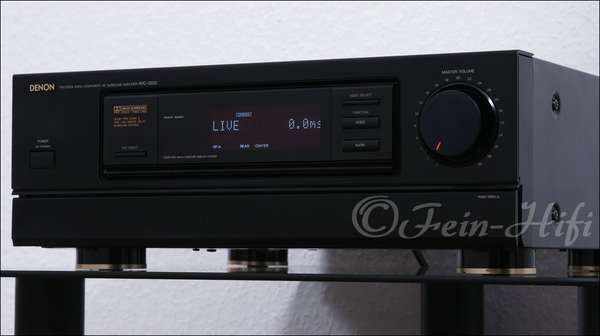 Zeigt die Seitenansicht-Rechts von Denon AVC-2020 S