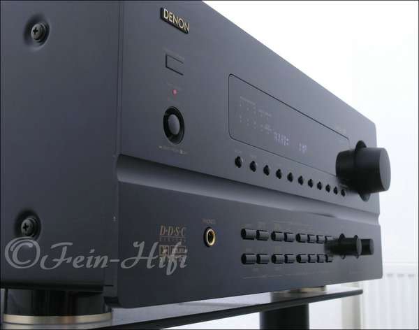 Zeigt die Seitenansicht-Rechts von Denon AVC-3800 H