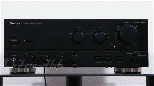 Zeigt die Frontansicht von Pioneer A-701