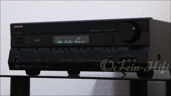 Zeigt die Rückseite von Onkyo TX-SR505E D