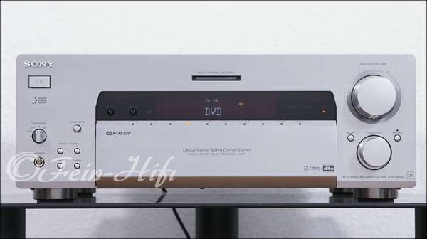 Zeigt die Frontansicht von Sony STR-DB 930 QS D