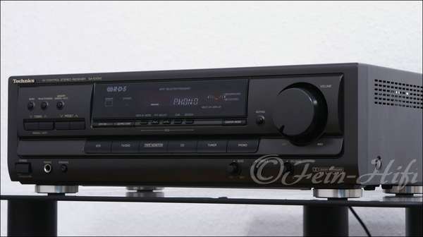 Zeigt die Rückseite von Technics SA-EX310 D