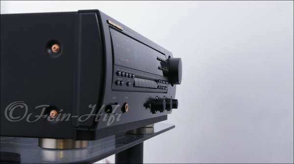 Zeigt die Seitenansicht-Rechts von Marantz SR-73 S