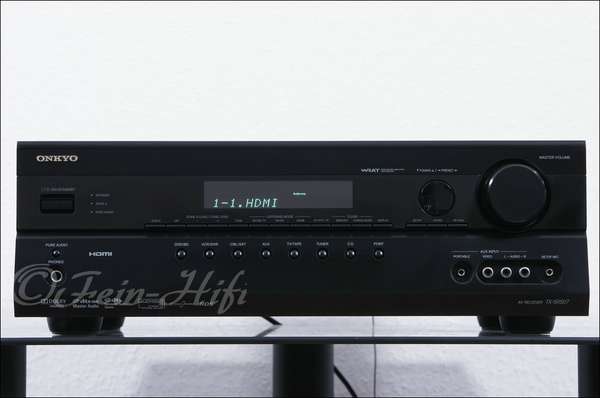 Zeigt die Frontansicht von Onkyo TX-SR507 D