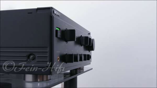 Zeigt die Seitenansicht-Rechts von Sony TA-F530 ES H