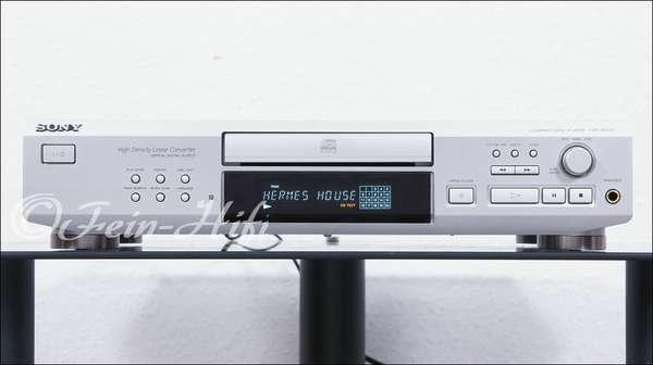 Zeigt die Frontansicht von Sony CDP-XE520 H