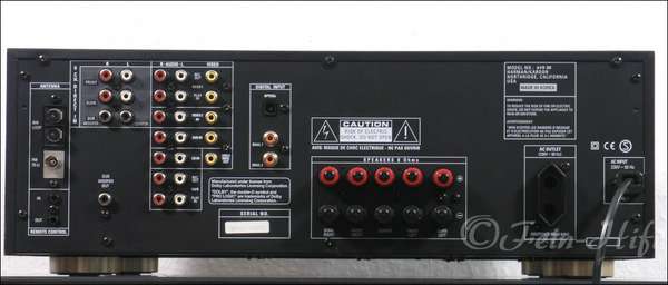 Zeigt die Rückseite von Harman Kardon AVR-200 Dolby Digital Receiver