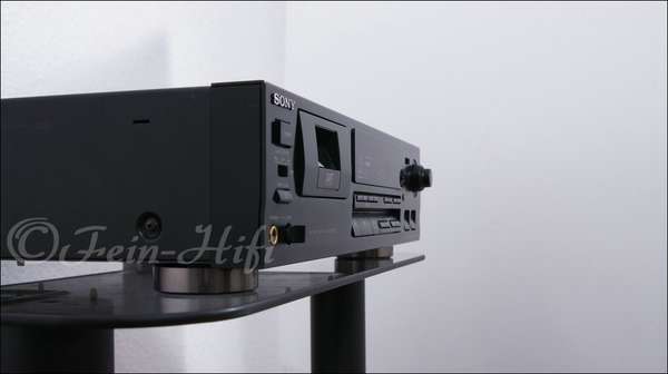 Zeigt die Seitenansicht-Rechts von Sony DTC-690 DAT R