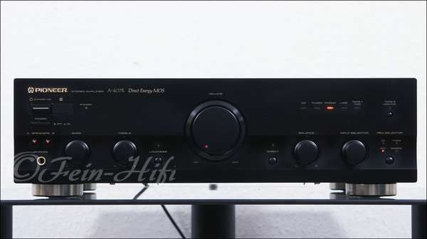 Zeigt die Frontansicht von Pioneer A-407
