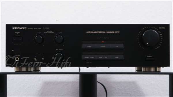 Zeigt die Frontansicht von Pioneer A-351