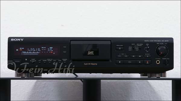 Zeigt die Frontansicht von Sony DTC-ZE700 H