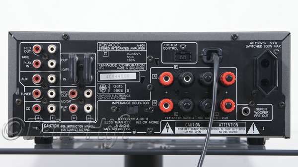 Zeigt die Rückseite von Kenwood A-601