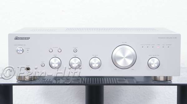 Zeigt die Frontansicht von Pioneer A-10