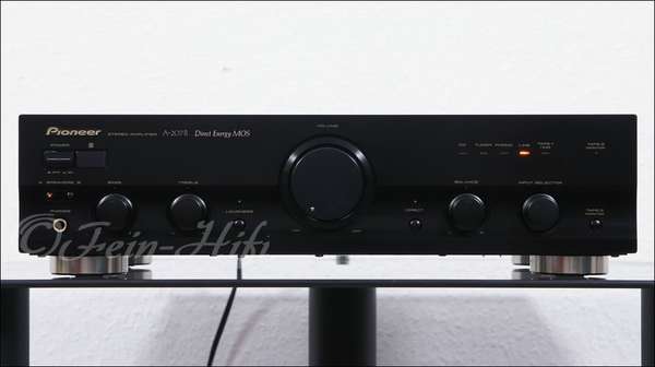 Zeigt die Frontansicht von Pioneer A-207