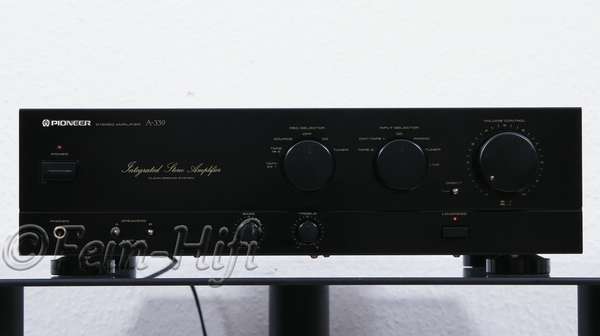 Zeigt die Frontansicht von Pioneer A-339
