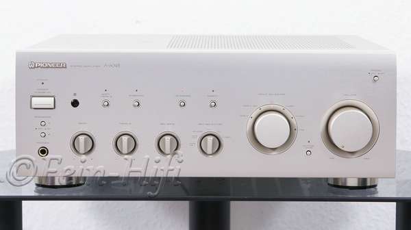 Zeigt die Frontansicht von Pioneer A-604