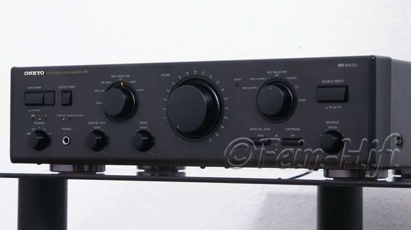 Zeigt die Seitenansicht-Rechts von Onkyo A-8940