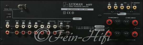 Zeigt die Rückseite von Luxman A-377