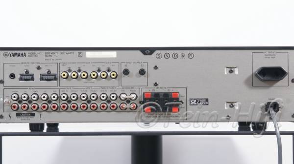 Zeigt die Rückseite von Yamaha AVC-30 AV-V