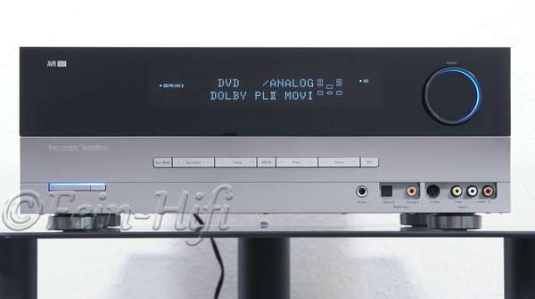 Zeigt die Frontansicht von Harman Kardon AVR 132 Digital Heimkino 5.1 AV Receiver silber