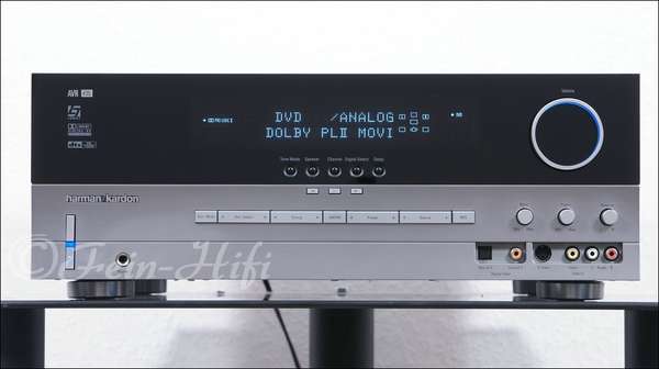 Zeigt die Frontansicht von Harman Kardon AVR 135 Dolby Digital DTS 6.1 Receiver titan k.l.