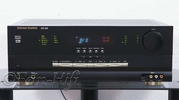 Zeigt die Frontansicht von Harman Kardon AVR 1500 Dolby Digital AV-Receiver