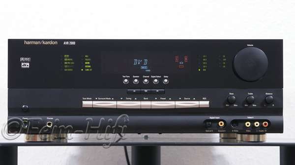 Zeigt die Frontansicht von Harman Kardon AVR-2000 5.1 AV-Receiver m.