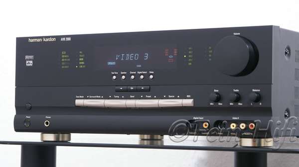 Zeigt die Seitenansicht-Rechts von Harman Kardon AVR-2000 5.1 AV-Receiver m.