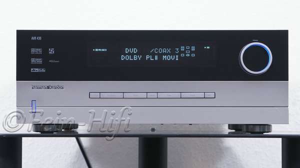 Zeigt die Frontansicht von Harman Kardon AVR 430 Dolby Digital 7.1 AV-Receiver titan