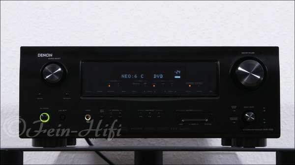 Zeigt die Frontansicht von Denon AVR-1509 D