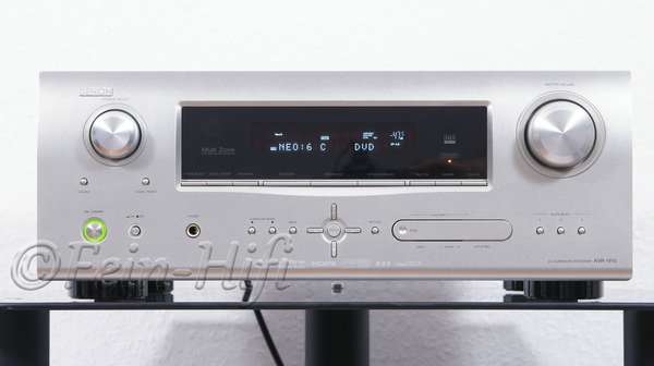 Zeigt die Frontansicht von Denon AVR-1910 D