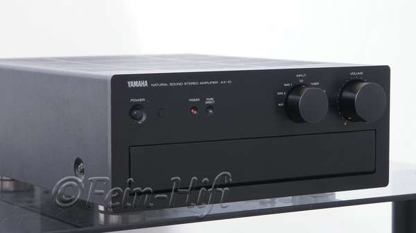 Zeigt die Seitenansicht-Links von Yamaha AX-10 S