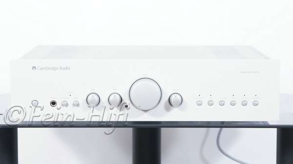 Zeigt die Frontansicht von Cambridge Azur 540A Stereo Verstärker silber