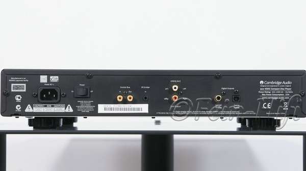 Zeigt die Rückseite von Cambridge Audio Azur 650C CD-Player
