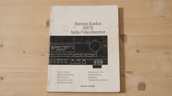 Zeigt die Seitenansicht-Links von Bedienungsanleitung für Harman Kardon AVR70
