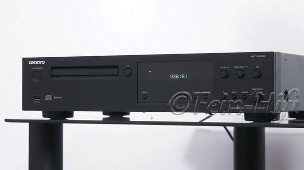 Zeigt die Seitenansicht-Rechts von Onkyo C-N7050