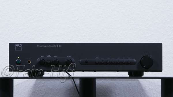 Zeigt die Frontansicht von NAD C 300 Stereo Verstärker