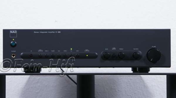 Zeigt die Frontansicht von NAD C 320 Stereo Verstärker