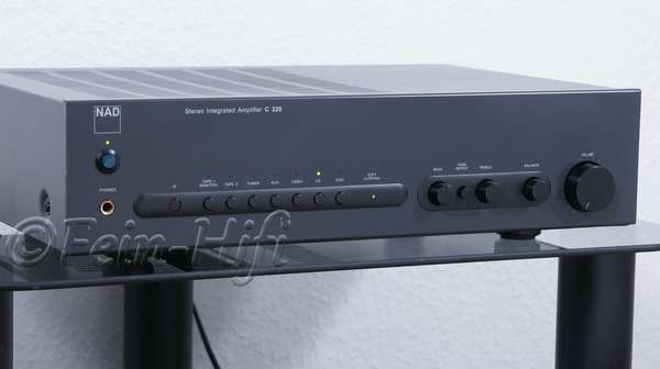 Zeigt die Seitenansicht-Links von NAD C 320 Stereo Verstärker