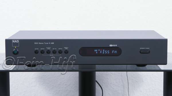 Zeigt die Frontansicht von NAD C 420 High-End HiFi Tuner mit RDS