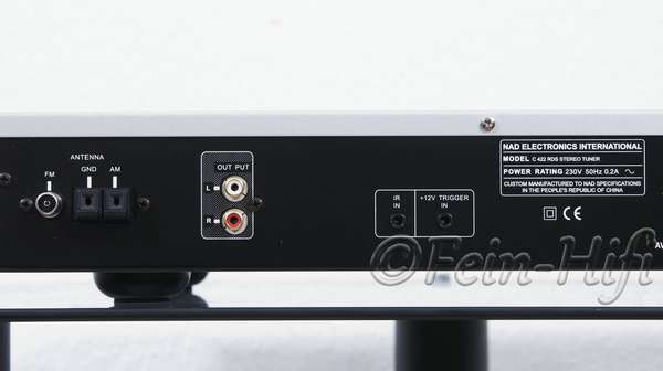 Zeigt die Rückseite von NAD C 422 Highend RDS Tuner silber