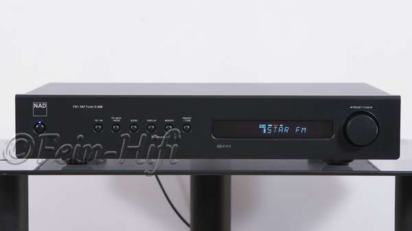 Zeigt die Frontansicht von NAD C 426 FM/AM RDS Tuner
