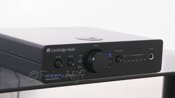Zeigt die Seitenansicht-Links von Cambridge Audio DacMagic Plus DA-Wandler
