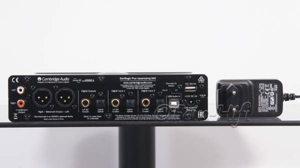 Zeigt die Rückseite von Cambridge Audio DacMagic Plus DA-Wandler