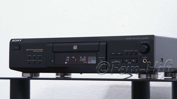Zeigt die Rückseite von Sony CDP-XE 530 CD-P