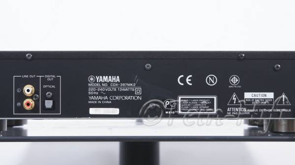 Zeigt die Rückseite von Yamaha CDX-397