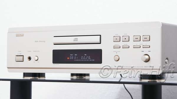 Zeigt die Rückseite von Denon DCD-1550AR CD-P